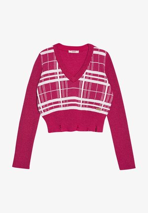 Maglione corto a V in fucsia con motivo a quadri bianchi, maniche lunghe, orlo a coste e dettaglio del logo in basso a sinistra.