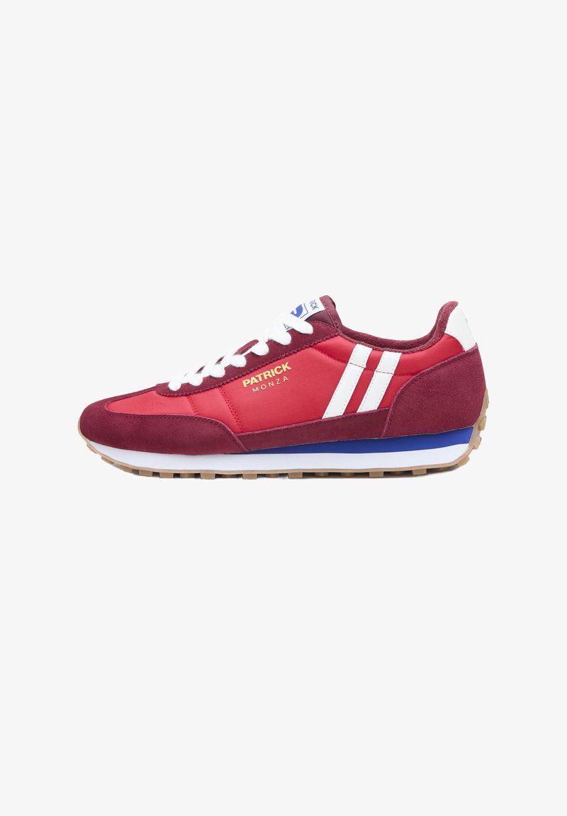 Zapatillas rojas y burdeos con cordones blancos, rayas blancas, acento de media suela azul y texto dorado 'PATRICK MONZA' en el lateral.
