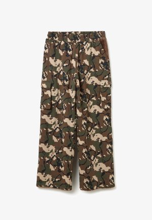 Pantalones cargo de camuflaje con cintura elástica, bolsillo con cremallera a la derecha, bolsillos de solapa en los muslos y bolsillos para las manos forrados de felpa marrón.