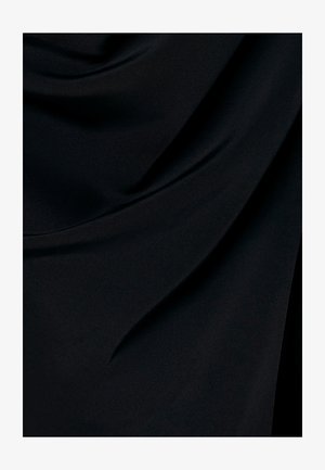 Sile must kangas pehmete voltidega ja drapeeringutega, mis loovad õrnu varje ja tekstuuri.