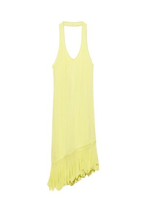 Robe sans manches jaune clair avec un profond décolleté arrondi et un ourlet asymétrique à franges sur fond blanc.