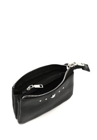 Pochette in pelle nera con borchie argentate e chiusura con zip. Interno dotato di tasca con zip. Finitura texture e design piatto.
