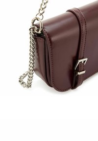 Bolso de piel burdeos con acabado brillante, forma rectangular, correa de cadena y herrajes en tono plateado con detalle de hebilla.