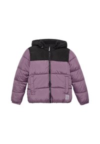 Doudoune violette avec capuche noire, fermeture éclair à l'avant et poche. Présente une texture matelassée et un patch logo sur le côté gauche.