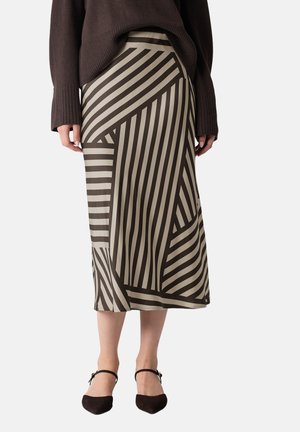 Spódnica midi z geometrycznym wzorem w odważne czarne i beżowe paski. Wykonana z gładkiego materiału, ma elegancki, prosty krój.