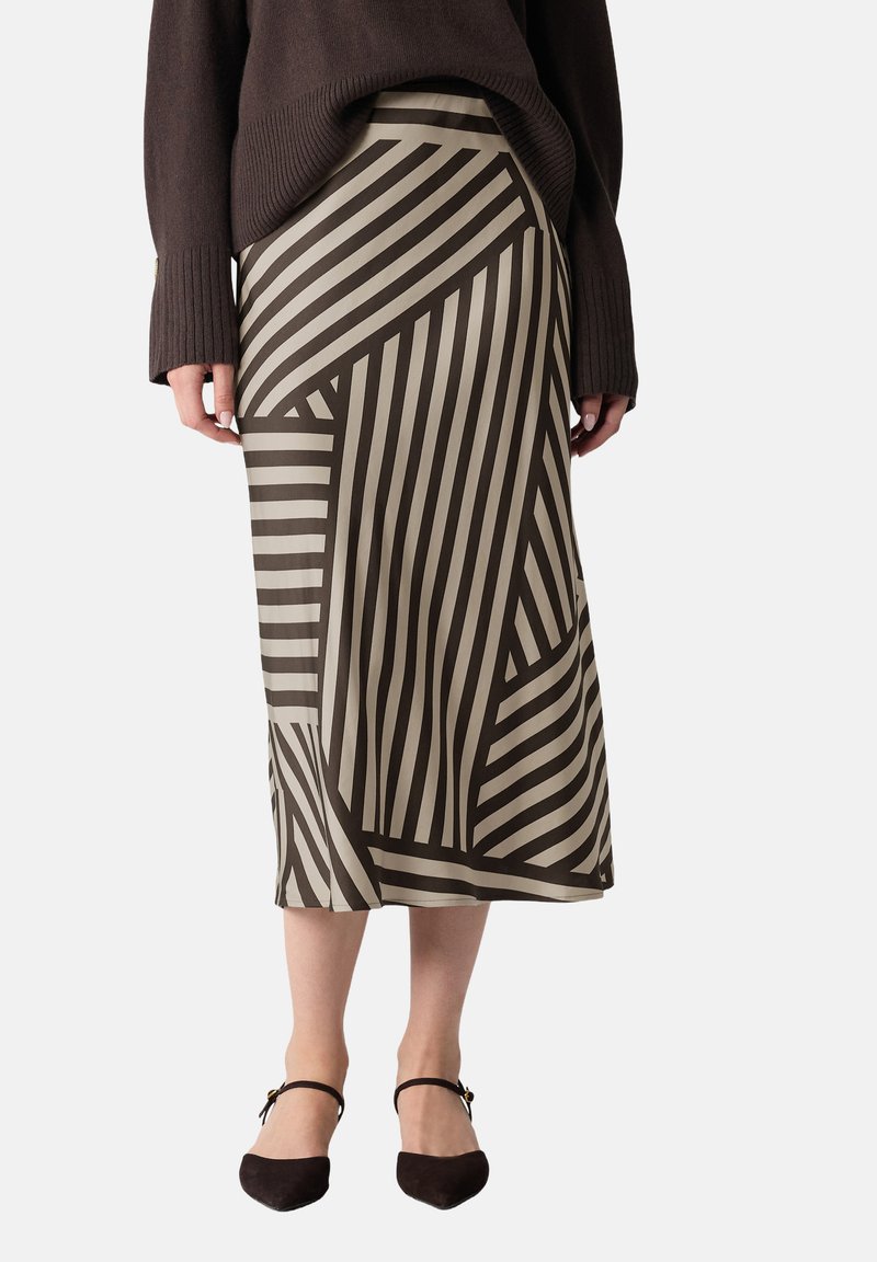 Midikleid mit geometrischem Muster aus auffälligen schwarzen und beigen Streifen. Hergestellt aus glattem Stoff, hat es eine elegante, gerade Silhouette.