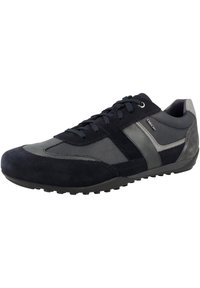 Sneaker blu navy realizzate in suede e pelle, con una finitura liscia, accenti grigi a contrasto, design con lacci e suola in gomma testurizzata.