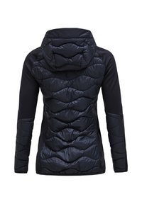 Svart puffjacka med huva, med ett vadderat framstycke och släta ärmar. Texturerade chevronmönster på isoleringen.