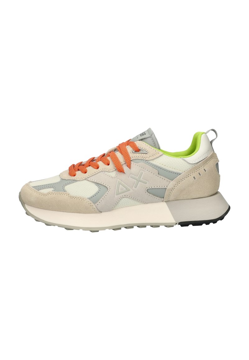 Zapatillas beige y gris que combinan materiales de textil y ante, con cordones naranjas, acentos verdes y una suela blanca gruesa con una suela exterior negra.