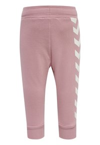 Rosa sweatpants med en texturerad yta, prydda med ett vitt chevronmönster längs sidan och åtsittande, ribbade muddarna vid anklarna.