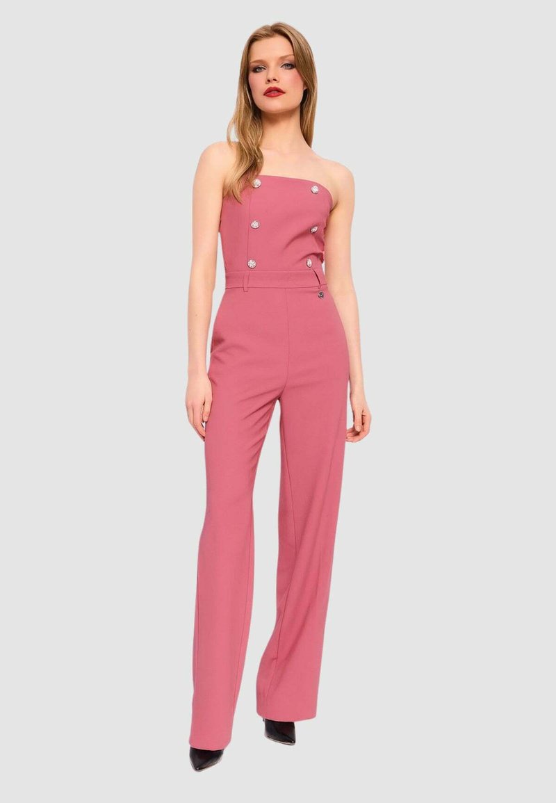 Tuta rosa senza spalline con corpetto aderente, bottoni frontali e pantaloni a gamba larga. Tessuto liscio con una leggera lucentezza.