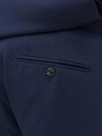 Pantaloni bleumarin cu un design elegant, textură netedă și un sistem de închidere cu un singur buton la buzunarul din spate. Prezența a două buzunare laterale.