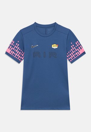 Tmavomodré tričko Nike s krátkymi rukávmi, ružovým vzorom kvapiek, výrazným nápisom "AIR" a žltým šesťuholníkovým logom na hrudi.