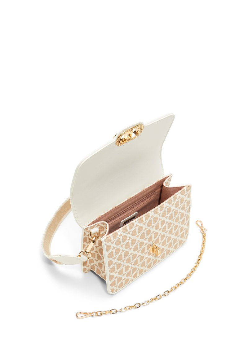 Sac bandoulière à motif beige et blanc avec un fermoir en or, présentant un intérieur beige, une chaîne en guise de sangle et un extérieur en cuir lisse.