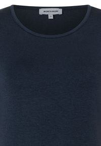 Navyblauwe mouwloze top met een ronde hals en het label van het kledingmerk "MORE & MORE" en maat 36-tag aan de binnenkant van de halslijn.