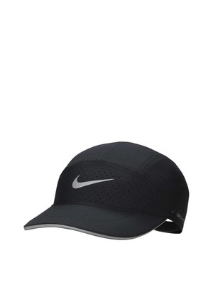 Czarna sportowa czapka Nike z perforowanymi panelami, zakrzywionym daszkiem i odblaskowym logo z przodu, zaprojektowana z myślą o oddychalności i komforcie.