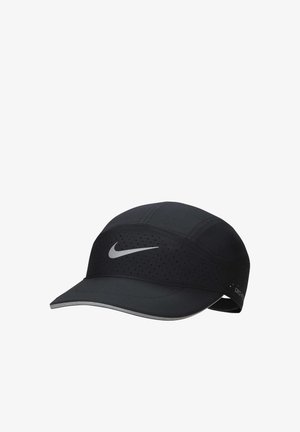 Gorra deportiva negra de Nike con paneles perforados, visera curvada y logo reflectante en la parte delantera, diseñada para transpirabilidad y confort.