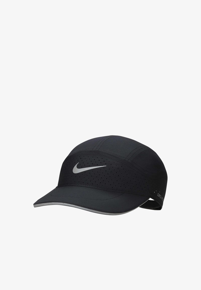 Μαύρο αθλητικό καπέλο Nike με διάτρητα πάνελ, κυρτό γείσο και ανακλαστικό λογότυπο μπροστά, σχεδιασμένο για αερισμό και άνεση.