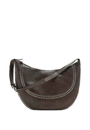 Bolso de cuero marrón oscuro para llevar al hombro con forma curva y detalles de tachuelas plateadas a lo largo de los bordes y la correa.