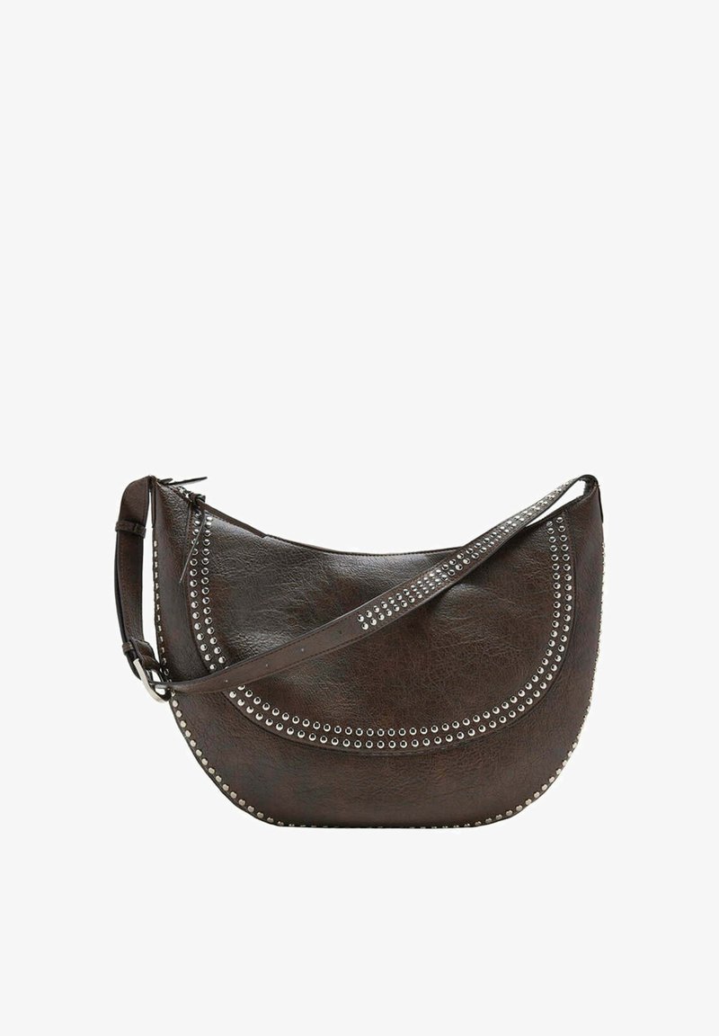 Sac à épaule en cuir marron foncé avec une forme incurvée et des détails de clous argentés le long des bords et de la bandoulière.