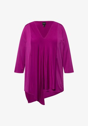 Fuchsia, langærmet top med V-udskæring og asymmetrisk kant. Fremstillet af et glat, let stof med en afslappet pasform og draperede lag.