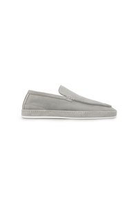 Grijze suede instappers met een ronde neus, vlakke witte zool en gestikte details langs de rand. Minimalistisch ontwerp zonder hardware.