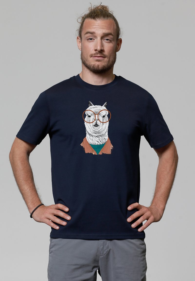Dunkelblaues T-Shirt mit einem grafischen Motiv eines Lamas, das eine Brille und eine braune Jacke trägt. Kurze Ärmel, aus Baumwolle, lässiges Design.