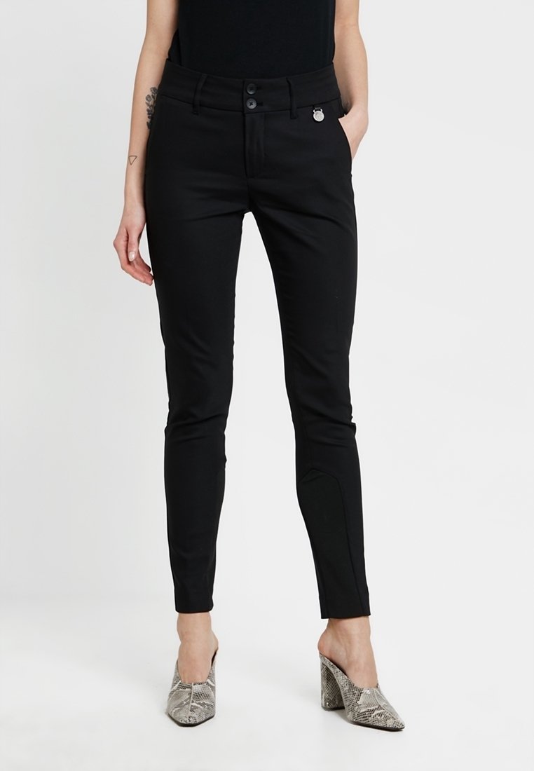 Czarne dopasowane spodnie wykonane z tkaniny bawełnianej z dodatkiem, z dwoma guzikami, kieszeniami bocznymi i gładką teksturą.