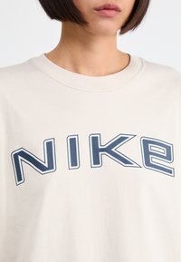 Nike Sportswear PHOENIX TEE - Camiseta estampada - orewood