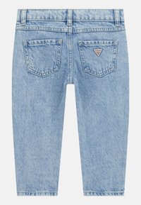 Jeans de mezclilla azul claro con corte recto, que cuentan con dos bolsillos traseros y un pequeño logo en forma de triángulo en el bolsillo derecho, con una textura ligeramente deslavada.