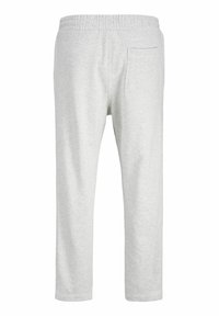 Világosszürke, elasztikus derékpántú melegítőnadrág hátulról, egyetlen zsebbel a jobb oldalon és egyenes szárvágással.