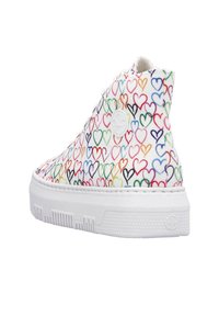 Baskets montantes en toile présentant un motif de cœurs multicolores sur un fond blanc, avec une semelle en caoutchouc blanc et des accents texturés.