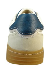 Weiße Wildledersneaker mit einem dunkelblauen Lederakzent an der Ferse, gesteppten Details und einer weiteren Gummisohle in Beige. Entworfen für den Freizeitbereich.
