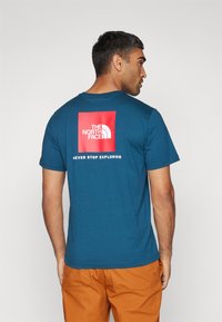 The North Face M SS BOX NSE TEE - Majica kratkih rukava s printom - midnight petrol/red
