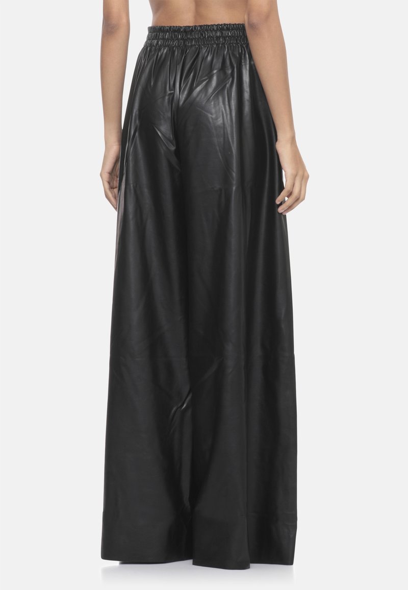Pantaloni wide-leg neri in finta pelle con vita elasticizzata, caratterizzati da una texture liscia e un design fluido, vista posteriore mostrata.