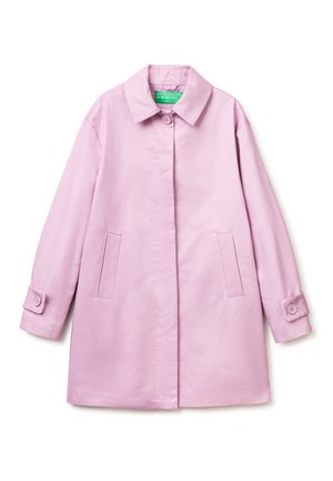 Jas w jasnoróżowym kolorze o średniej długości, z kołnierzem, dwoma bocznymi kieszeniami, zapięciem na guziki przy mankietach oraz jednym górnym guzikiem blisko kołnierza.