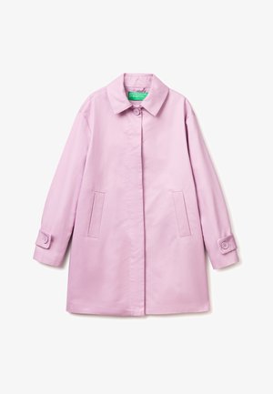 Abrigo rosa claro de longitud media con cuello, dos bolsillos laterales, cierre con botones en los puños y un solo botón superior cerca del cuello.