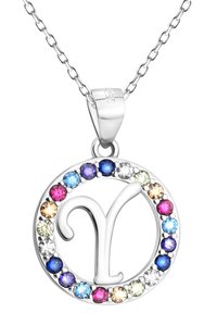 Sølvsmykke med en cirkulær vedhæng, der har et stiliseret "γ" design, omgivet af multifarvede ædelsten i forskellige former.