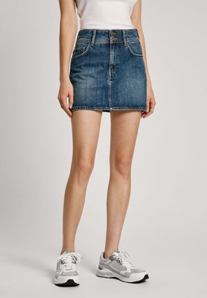 Denim mini nederdel i mørk vask med en tætsiddende talje og fem lommer; har syningsdetaljer og en kant lige over midt på låret.