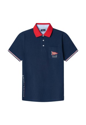 Polo shirt bleu marine avec col rouge, manches courtes avec des accents rayés rouges et blancs, poche avec logo et détail de texte sur le côté.