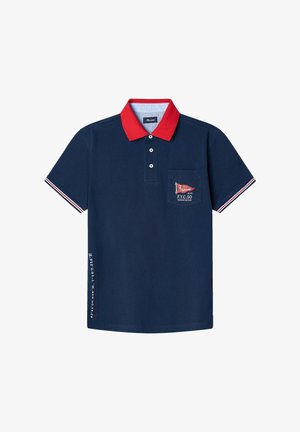 Navy-blaues Poloshirt mit rotem Kragen, kurzen Ärmeln mit roten und weißen gestreiften Akzenten, Tasche mit Logo und Textdetail an der Seite.