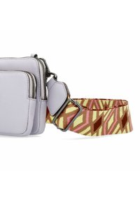 Pequeño bolso de cuero lavanda tipo bandolera con doble cremallera. Presenta una correa de tela con un patrón en colores rosa, amarillo y marrón.