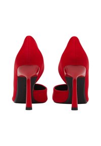 Tacchi alti rossi con una finitura liscia simile alla seta. Presentano una punta affusolata e un sottile tacco a stiletto. Suole interne nere e un branding sottile sulla base.