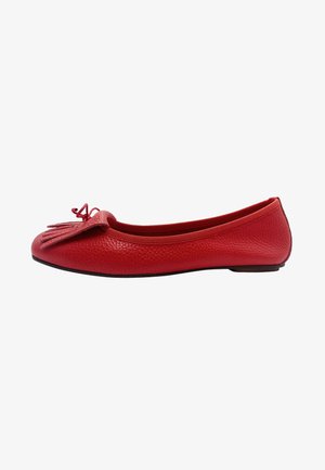 Ballerine in pelle rossa con superficie texturizzata, punta arrotondata, dettagli a frange e colletto elastico per il massimo comfort. Suola in gomma bassa.