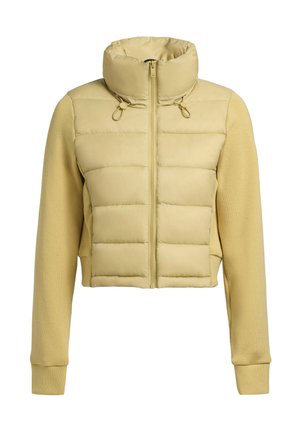 Beschnitten jakke med en pufferende lys gul krop, høj krave og tætsiddende ærmer, der kombinerer glatte og teksturerede materialer.