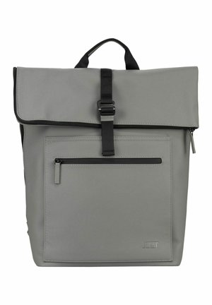 Sac à dos gris à rabat enroulable avec poche avant zippée, sangle à boucle noire et poignée de transport supérieure.