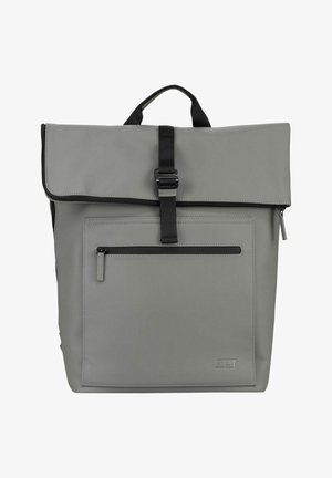 Sac à dos gris à rabat enroulable avec poche avant zippée, sangle à boucle noire et poignée de transport supérieure.