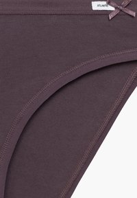 Fioletowe bawełniane majtki bikini o gładkiej fakturze, elastycznym pasie, dekoracyjną kokardką i pikowanymi brzegami.