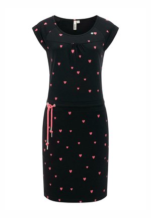 Robe noire à manches courtes avec motif de cœurs roses, encolure ronde et lien à nouer rose à la taille du côté gauche.