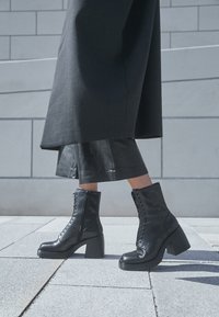 Vagabond BROOKE - Botins de atacadores - black